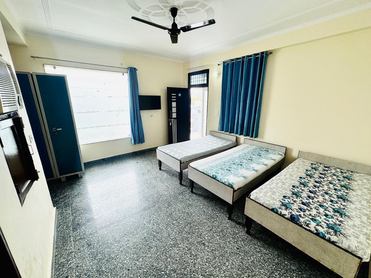 Sunrise PG room 14